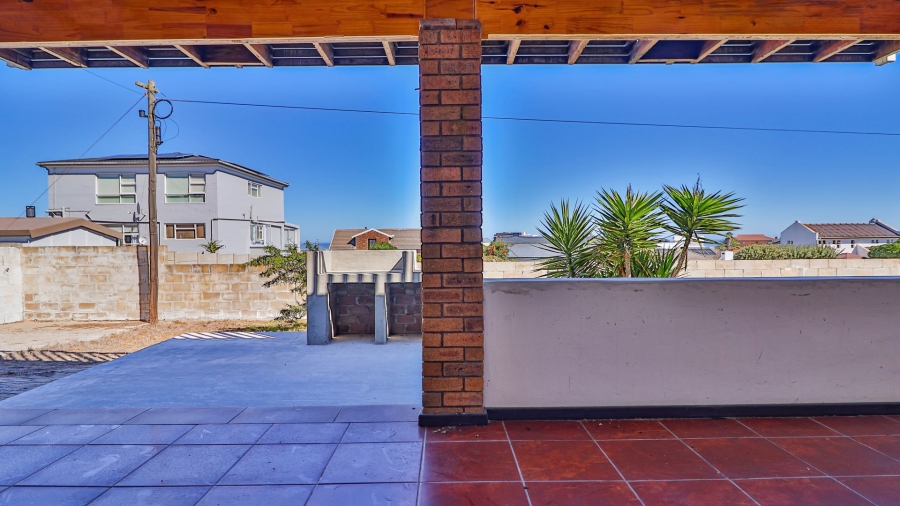 4 Bedroom Property for Sale in Pearl Bay Western Cape